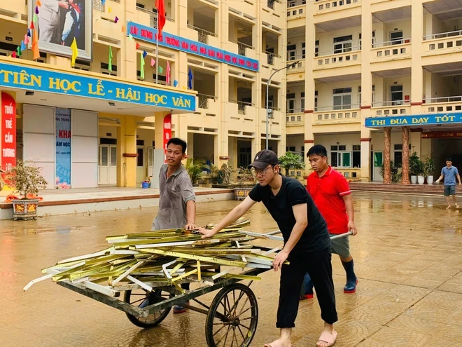 Giáo viên trường học ở Hà Nội dọn dẹp để đón học sinh trở lại. (Ảnh: PV/Vietnam+)