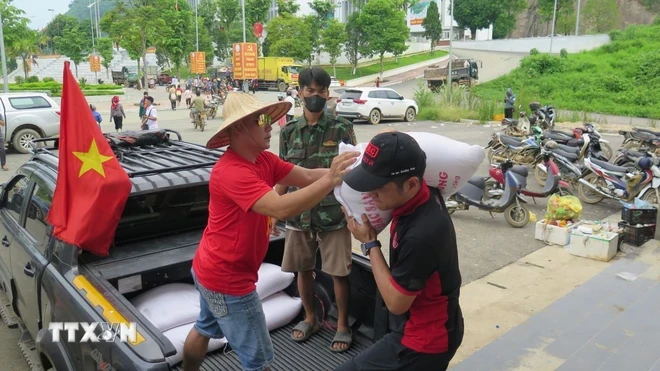 Tiếp nhận hàng cứu trợ của các tổ chức, cá nhân tại điểm tiếp nhận hàng cứu trợ huyện Bảo Yên, tỉnh Lào Cai. (Ảnh: Hồng Ninh/TTXVN)