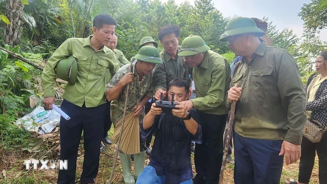 Lãnh đạo tỉnh Lào Cai kiểm tra địa hình khu vực chọn để tái định cư cho người dân. (Ảnh: TTXVN phát)