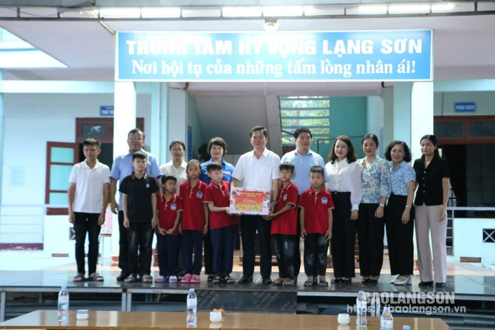 Đồng chí Đinh Hữu Học, Phó Chủ tịch HĐND tỉnh và các thành viên đoàn công tác tặng quà các cháu thiếu nhi ở Trung tâm Hy vọng Lạng Sơn