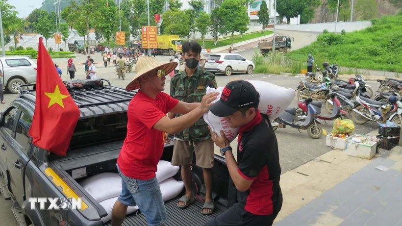 Tiếp nhận hàng cứu trợ của các tổ chức, cá nhân tại điểm tiếp nhận hàng cứu trợ huyện Bảo Yên, tỉnh Lào Cai. (Ảnh: Hồng Ninh/TTXVN)