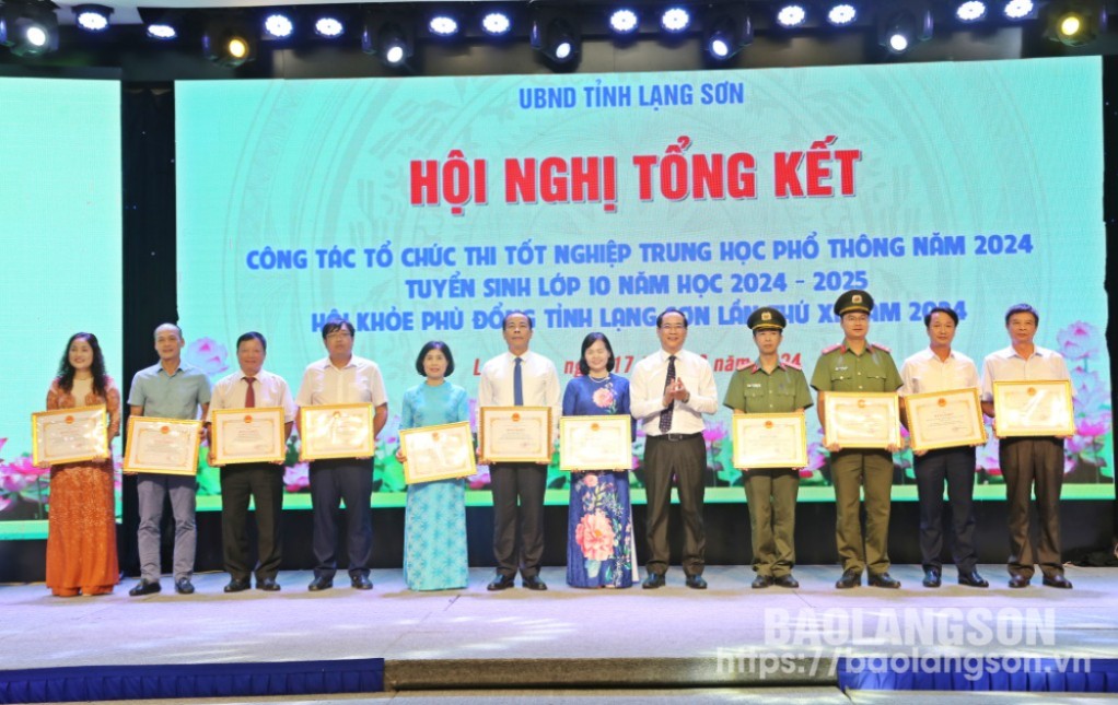 Đồng chí Phó Chủ tịch Thường trực UBND tỉnh trao bằng khen của Chủ tịch UBND tỉnh cho các tập thể và cá nhân 