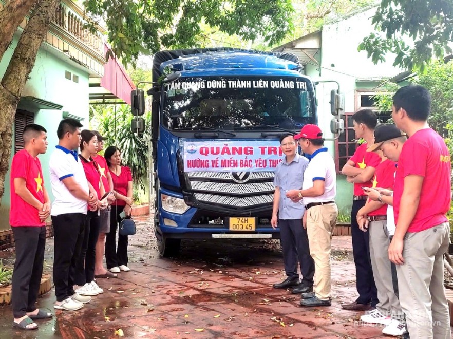 Lãnh đạo UBND huyện Chi Lăng tiếp nhận hàng hóa của Hội doanh nhân trẻ Quảng Trị hỗ trợ nhân dân bị ảnh hưởng cơn bão số 3  