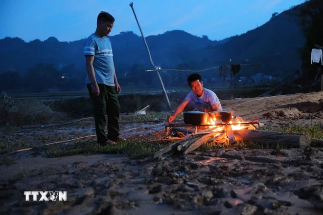 Người dân cần lựa chọn thực phẩm và chế biến thực phẩm an toàn, hợp vệ sinh, ăn thức ăn nấu chín và nước đun sôi. (Ảnh: Hoàng Hiếu/TTXVN)