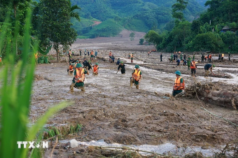 Lực lượng quân đội triển khai tìm kiếm các nạn nhân mất tích do sạt lở đất tại làng Nủ, xã Phúc Khánh, huyện Bảo Yên. (Ảnh: Dương Giang/TTXVN)