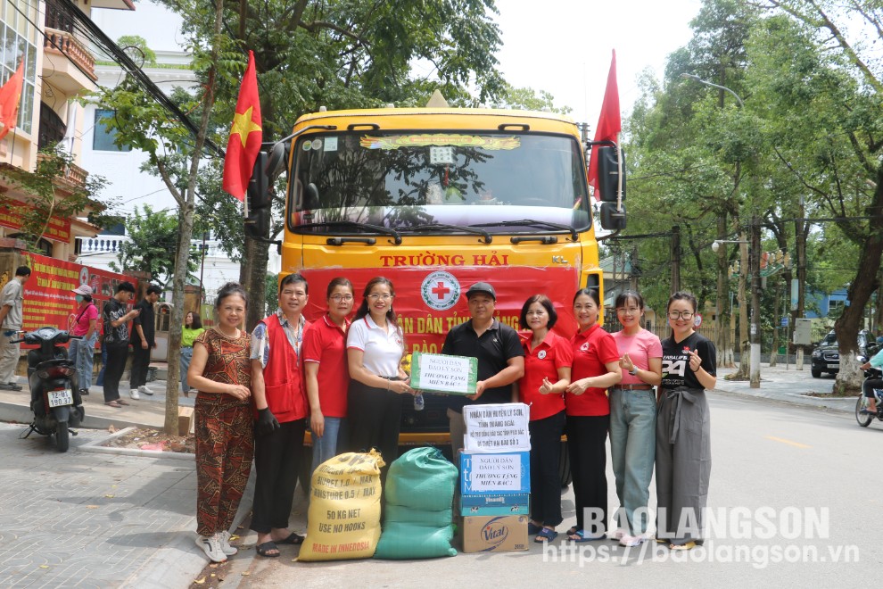 Đại diện lãnh đạo Hội Chữ thập đỏ tỉnh tiếp nhận hàng cứu trợ của tỉnh Quảng Ngãi