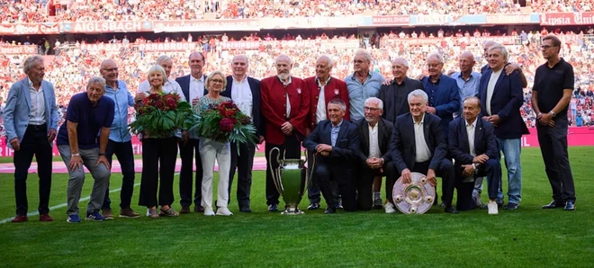 Các thành viên của Bayern từng ba lần Vô địch châu Âu liên tiếp chụp ảnh kỷ niệm. (Nguồn: FC Bayern)