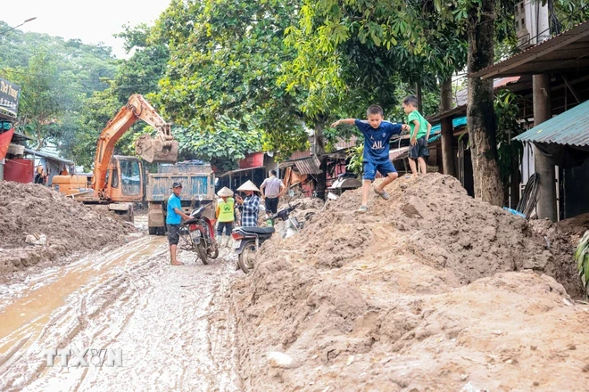 Những gò bùn đất cao khoảng 2m dọc hai bên Quốc lộ 70. (Ảnh: Hoàng Hiếu/TTXVN)