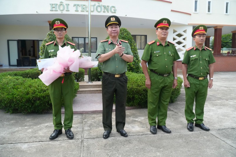 Đại tá Phan Công Bình, Giám đốc Công an tỉnh thưởng nóng Phòng CSĐT tội về ma túy.