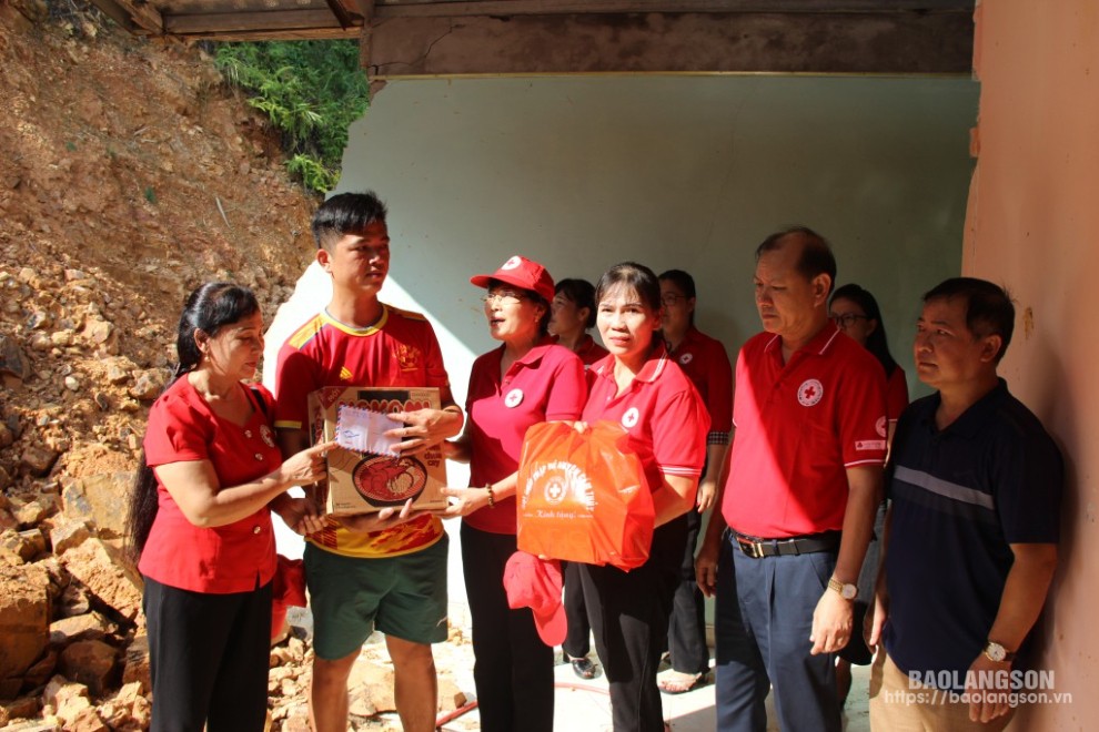 Lãnh đạo Hội Chữ thập đỏ huyện Cẩm Thủy, tỉnh Thanh Hóa trao quà, nhu yếu phẩm cho hộ gia đình bị sạt lở nhà tại Khối Trần Quang Khải 2, phường Chi Lăng, thành phố Lạng Sơn