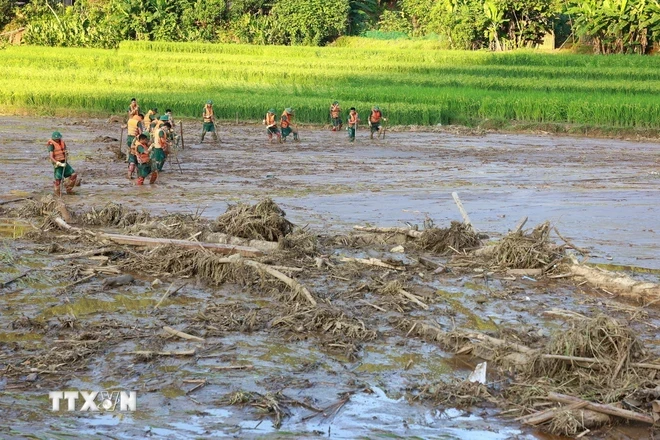 Lực lượng quân đội, công an triển khai tìm kiếm các nạn nhân mất tích do sạt lở đất tại Làng Nủ, xã Phúc Khánh, huyện Bảo Yên, tỉnh Lào Cai. (Ảnh: Dương Giang/TTXVN)