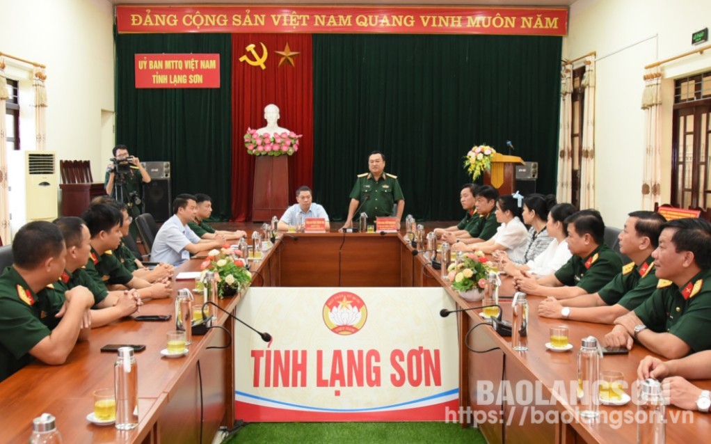 Thiếu tướng Trần Vinh Ngọc, Phó Chính ủy Quân khu 7 phát biểu tại buổi hỗ trợ