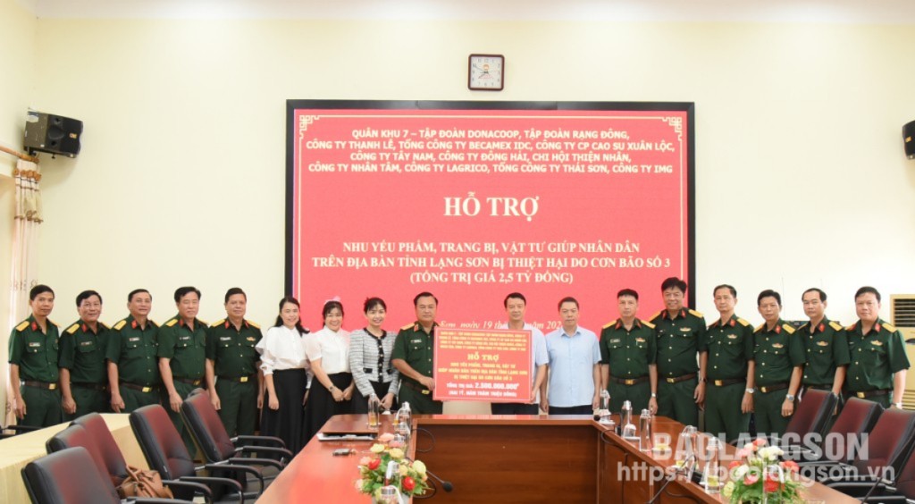 Thiếu tướng Trần Vinh Ngọc, Phó Chính ủy Quân khu 7 trao biểu trưng hỗ trợ cho Ủy ban MTTQ Việt Nam tỉnh Lạng Sơn