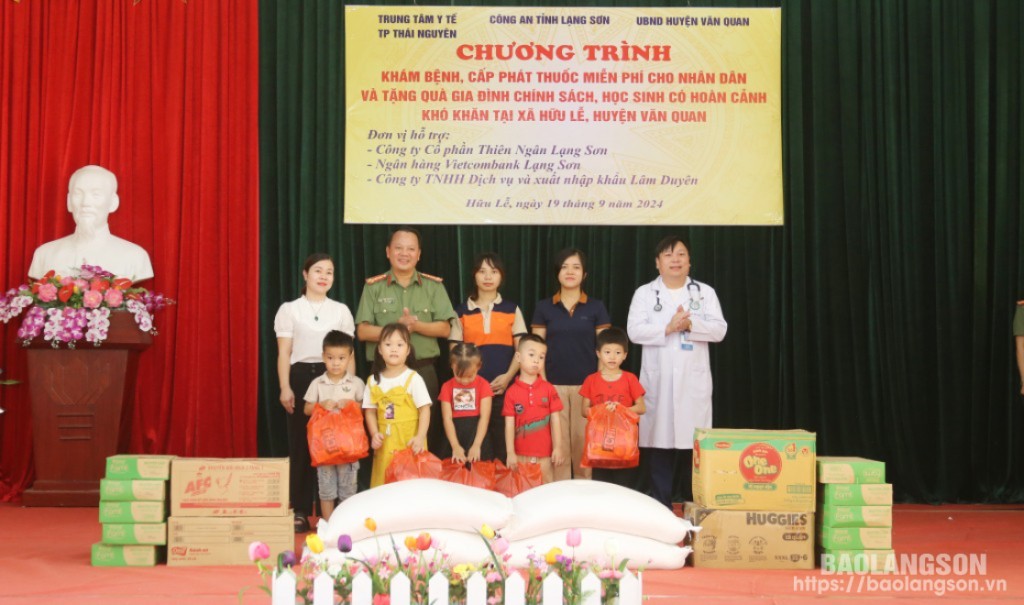 Lãnh đạo Công an tỉnh và lãnh đạo Trung tâm Y tế thành phố Thái Nguyên tặng quà cho cô, trò Trường Mầm non xã Hữu Lễ