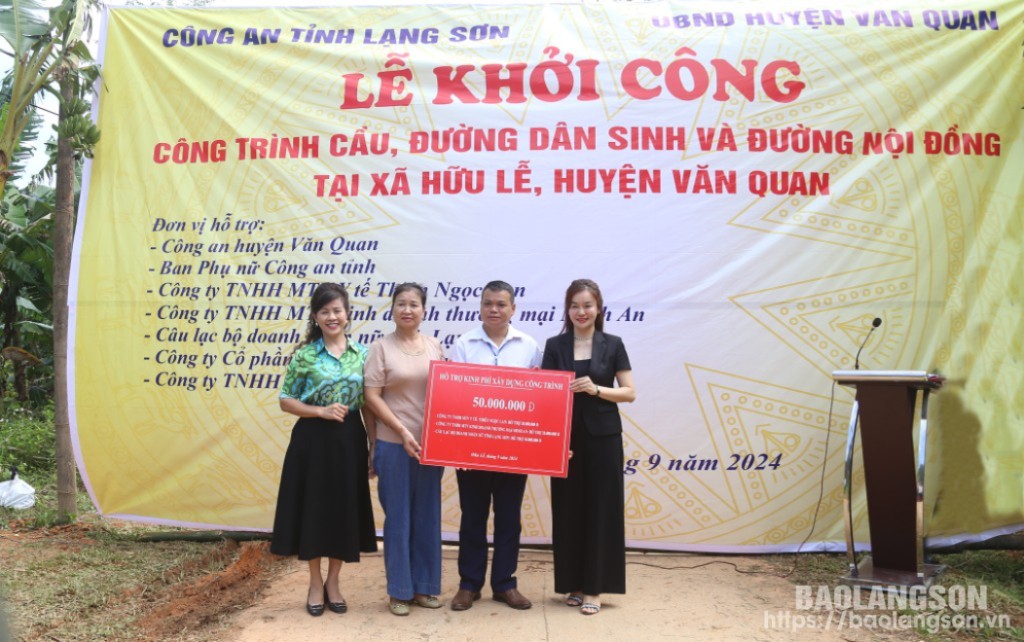 Đại diện các doanh nghiệp trao biểu trưng hỗ trợ kinh phí xây dựng cầu, đường ở xã Hữu Lễ