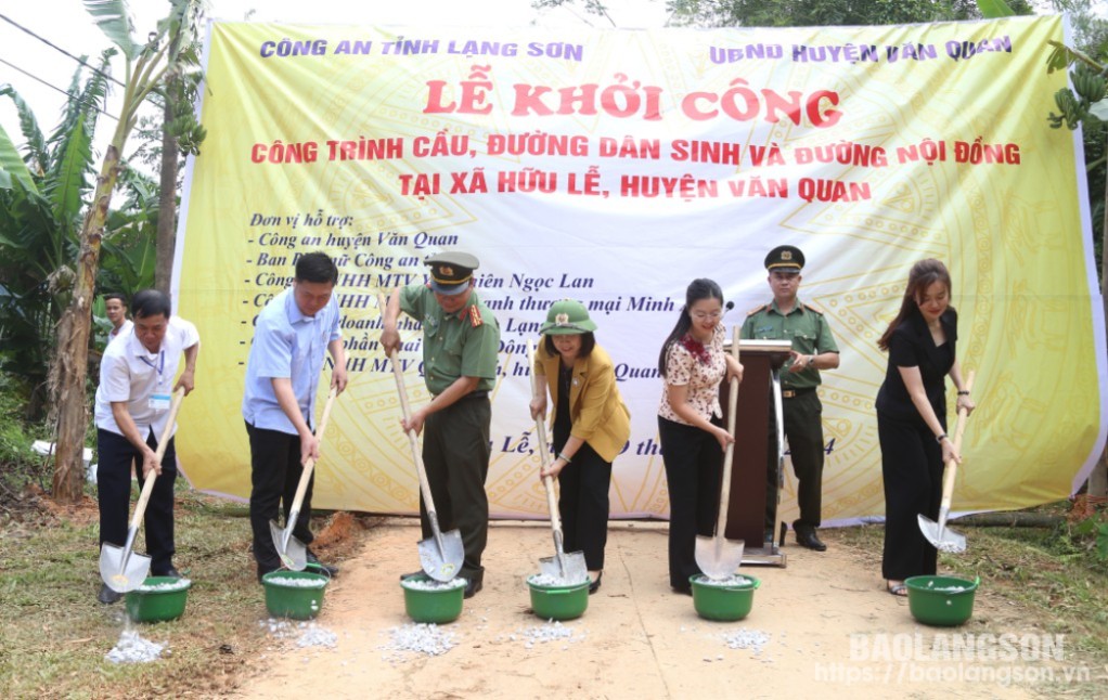 Các đại biểu thực hiện nghi thức khởi công xây dựng công trình cầu, đường dân sinh ở thôn Bản Rượi và đường nội đồng ở thôn Hữu Nhất, xã Hữu Lễ