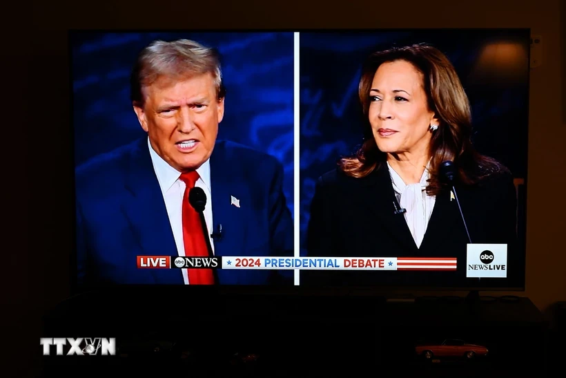 Cựu Tổng thống Mỹ Donald Trump (trái) và Phó Tổng thống Kamala Harris tại cuộc tranh luận trực tiếp ở thành phố Philadelphia, bang Pennsylvania tối 10/9. (Ảnh: AA/TTXVN)