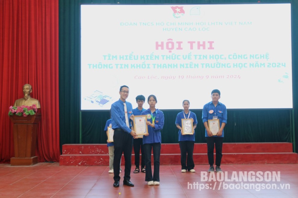 Lãnh đạo Huyện đoàn Cao Lộc trao giải chiến thắng cho thí sinh tại hội thi