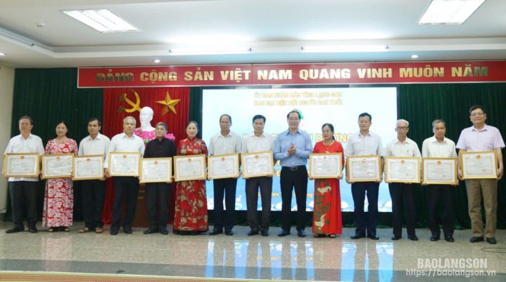 Đồng chí Dương Xuân Huyên, Ủy viên Ban Thường vụ Tỉnh ủy, Phó Chủ tịch Thường trực UBND tỉnh trao bằng khen của Chủ tịch UBND tỉnh cho các cá nhân có thành tích xuất sắc trong phong trào thi đua NCT tham gia xây dựng hệ thống chính trị cơ sở, giai đoạn 2019 - 2024. Ảnh: Dương Kim