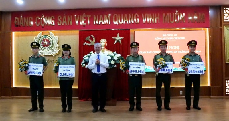 Đồng chí Ngô Minh Châu, Trưởng Ban Nội chính Thành ủy trao khen thưởng đột xuất cho các đơn vị lập thành tích.