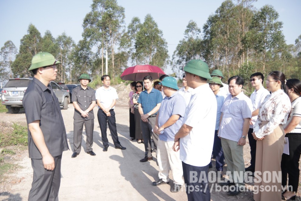  Đoàn công tác kiểm tra thực tế công trình đường giao thông trên địa bàn xã Sàn Viên, huyện Lộc Bình 