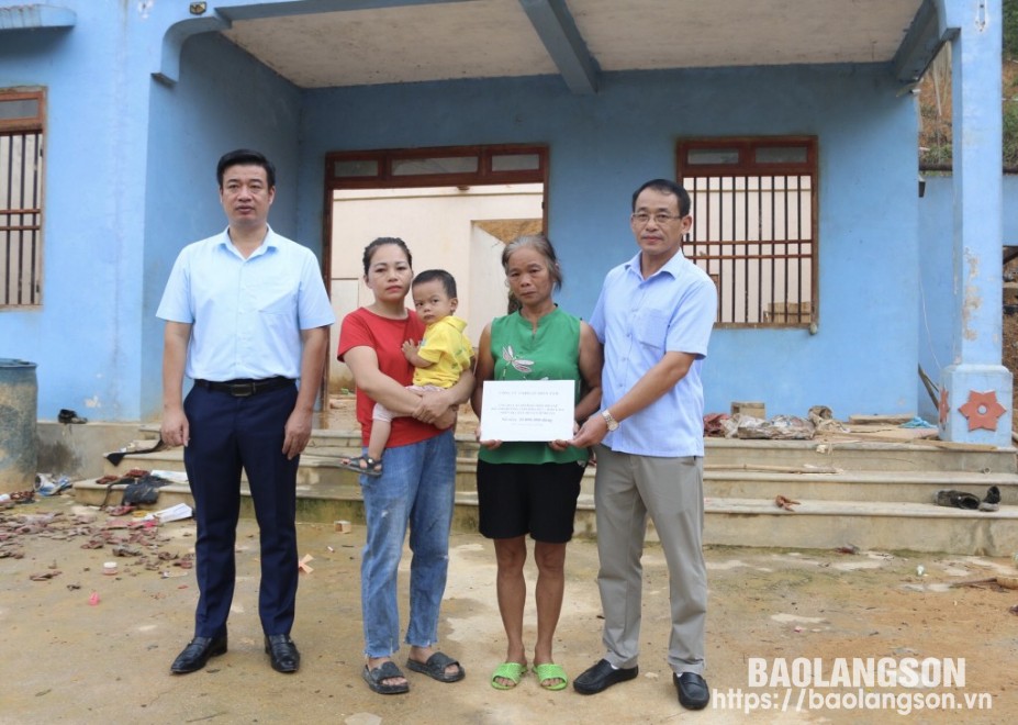 Lãnh đạo Sở Sở Lao động - Thương binh và Xã hội (ngoài cùng bên phải) trao kinh phí hỗ trợ gia đình anh Hoàng Văn Trấn, thôn Bản Chúc, xã Thiện Thuật, huyện Bình Gia bị thiệt hại do cơn bão số 3