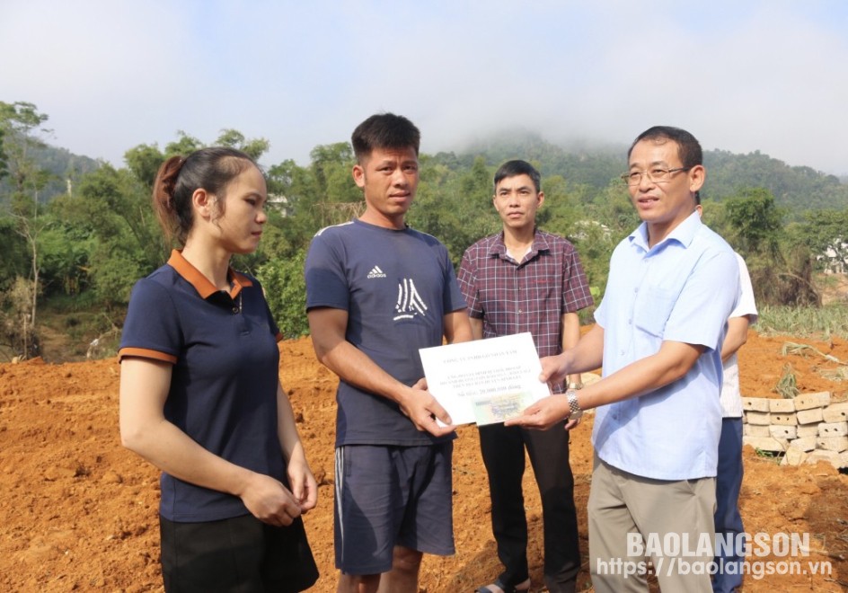 Lãnh đạo Sở Sở Lao động - Thương binh và Xã hội trao kinh phí hỗ trợ gia đình anh Hoàng Văn Thuật, thôn Nà Ven, xã Hồng Phong, huyện Bình Gia bị thiệt hại do cơn bão số 3