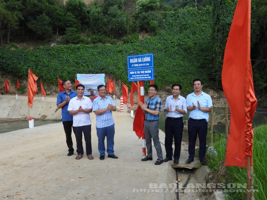 Lãnh đạo Sở Giao thông Vận tải; đơn vị tài trợ và UBND huyện Bình Gia thực hiện nghị thức khánh thành cầu Nà Luông