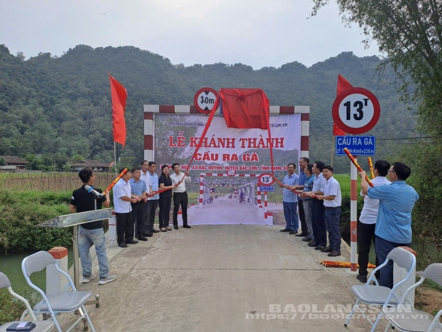 Lãnh đạo Sở Giao thông Vận tải và các đơn vị liên quan thực hiện khánh thành cầu Ra Gà, xã Bắc Quỳnh huyện Bắc Sơn