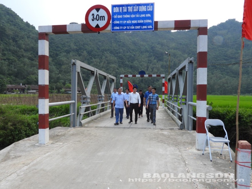 Các đồng chí lãnh đạo Sở và UBND huyện Bắc Sơn thăm quan cầu Ra Gà