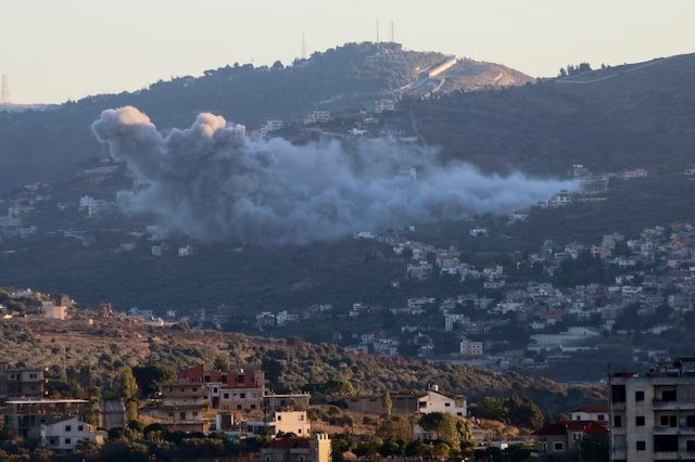 Khói bốc lên từ một khu vực giao tranh ở biên giới Israel - Lebanon. Ảnh: Reuters