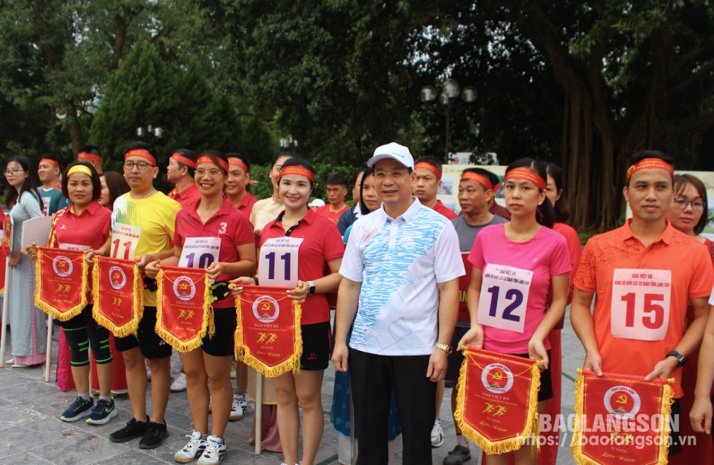 Đồng chí Hoàng Văn Nghiệm, Phó Bí thư Thường trực Tỉnh ủy, Trưởng Đoàn đại biểu quốc hội tỉnh trao cờ lưu niệm cho đại diện các đoàn VĐV tham dự giải