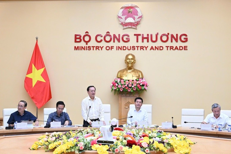 Bộ Công Thương và Bộ KH&CN họp về việc xây dựng các tiêu chuẩn, quy chuẩn kỹ thuật liên quan đến trạm sạc xe điện - Ảnh: VGP/HG