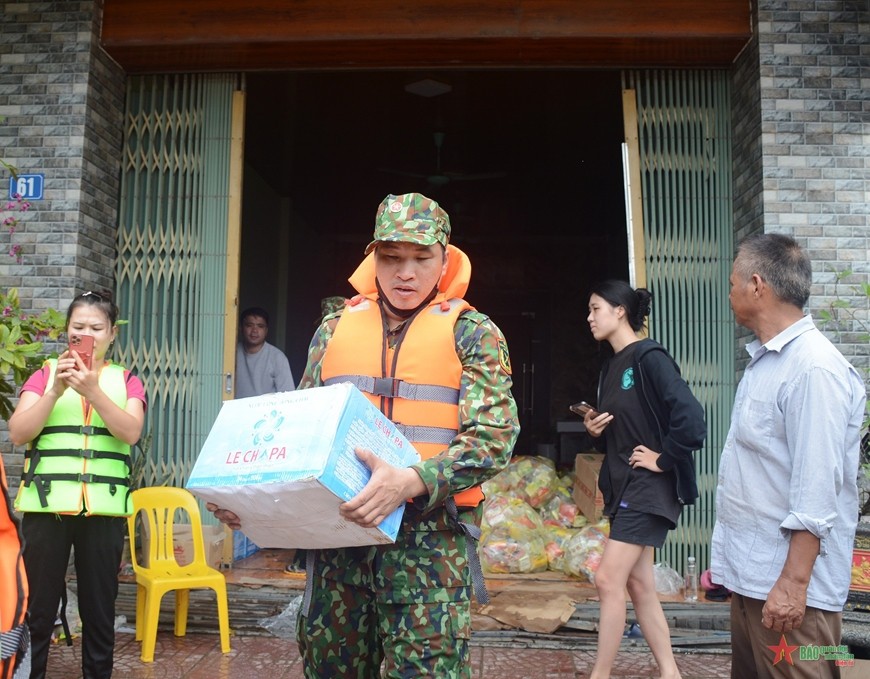 Tiếp tế lương thực, nước uống cho dân.  