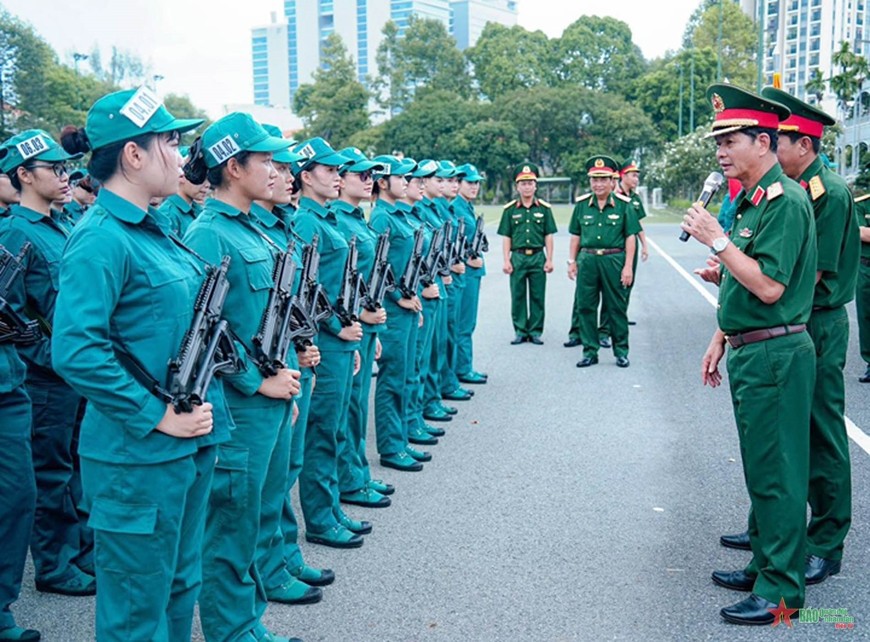 Thiếu tướng Lê Ngọc Hải, Phó tham mưu trưởng Quân khu 7 và lãnh đạo Bộ tư lệnh TP Hồ Chí Minh kiểm tra, động viên các chiến sĩ. 