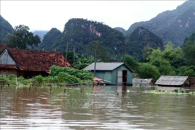 Nhà của các hộ dân tại xã Tân Hóa ngập sâu, người dân phải di chuyển vào các nhà phao tránh lũ. 