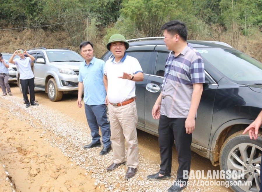 Đoàn công tác kiểm tra thực tế tại điểm bị ngập lụt tại xóm Lùng Thúm, thôn Đoàn Kết, xã Tràng Phái