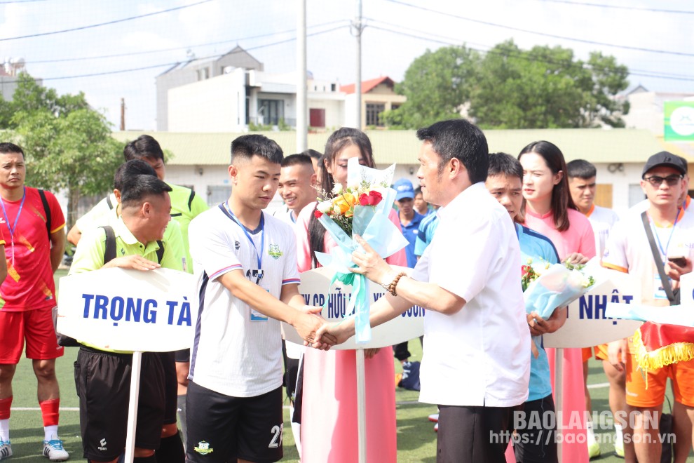 Lãnh đạo Hiệp hội Doanh nghiệp tỉnh tặng hoa, trao cờ lưu niệm cho các đội tuyển