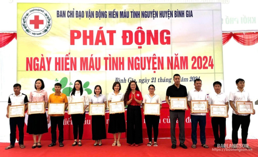 Lãnh đạo Hội Chữ thập đỏ tỉnh trao giấy khen cho các cá nhân có thành tích xuất sắc trong phong trào hiến máu tình nguyện