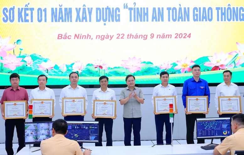 Bí thư Tỉnh ủy Bắc Ninh Nguyễn Anh Tuấn trao Bằng khen của Tỉnh cho các tập thể đạt thành tích xuất sắc trong phong trào xây dựng Tỉnh an toàn giao thông - Ảnh: VGP/Nhật Bắc