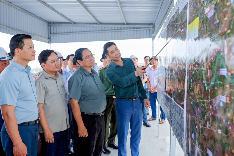 Thủ tướng Phạm Minh Chính nghe báo cáo tiến độ triển khai thực hiện dự án đầu tư xây dựng đường Vành đai 4-Vùng Thủ đô Hà Nội đoạn qua tỉnh Bắc Ninh - Ảnh: VGP/Nhật Bắc