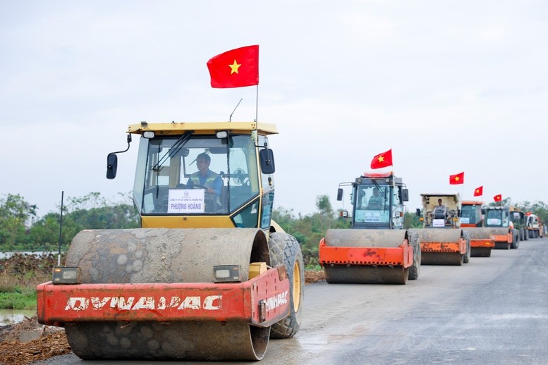 Tỉnh Bắc Ninh yêu cầu các nhà thầu thi công 3 ca, 4 kíp nhằm đẩy nhanh tiến độ thực hiện dự án- Ảnh: VGP/Nhật Bắc