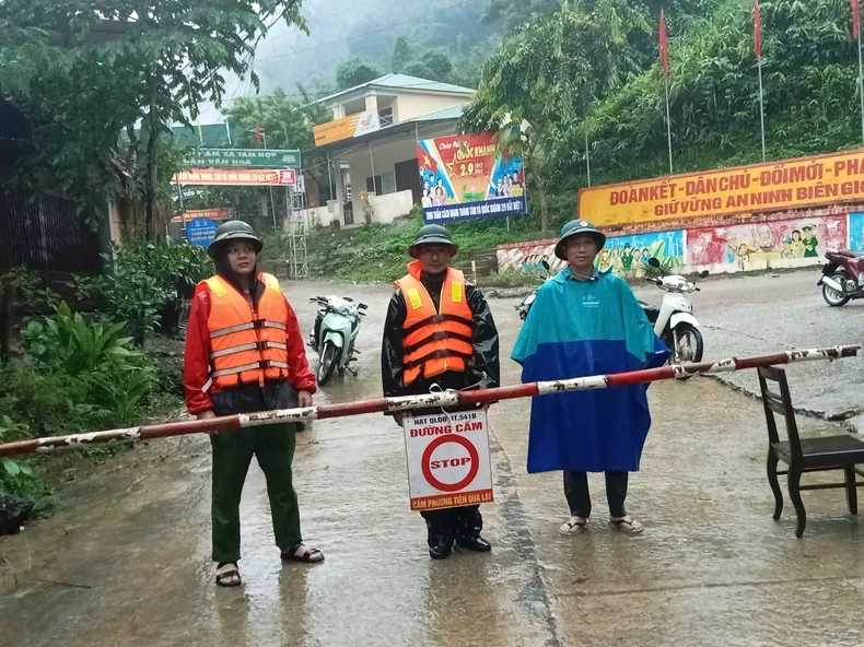 Lập các chốt chặn ở những đoạn bị ngập nước nguy hiểm.