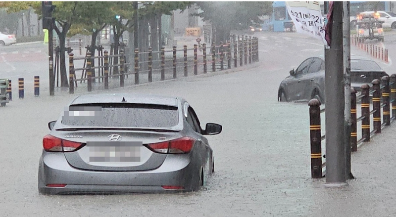 Trên các trang truyền thông Hàn Quốc xuất hiện nhiều hình ảnh đường sá, giao lộ khắp nơi ngập nặng. Có nơi đường còn ngập đến ngang miệng pô xe ô tô. Ảnh: Yonhap.