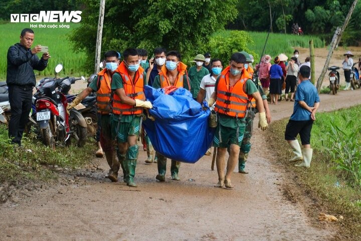 Lực lượng chức năng tìm thấy một thi thể nạn nhân vụ lũ quét ở Làng Nủ. (Ảnh: Minh Đức)