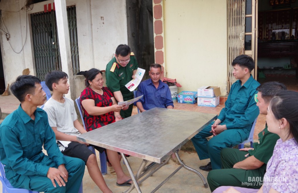 Cán bộ chuyên trách Ban CHQS thành phố phối hợp với Ban CHQS xã Mai Pha tổ chức tuyên truyền Luật Nghĩa vụ quân sự, kết hợp phát tờ rơi đến từng hộ dân trên địa bàn xã.