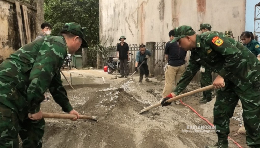 Cán bộ, chiến sĩ Bộ đội Biên phòng tỉnh tham gia đổ bê tông đường giao thông nông thôn  