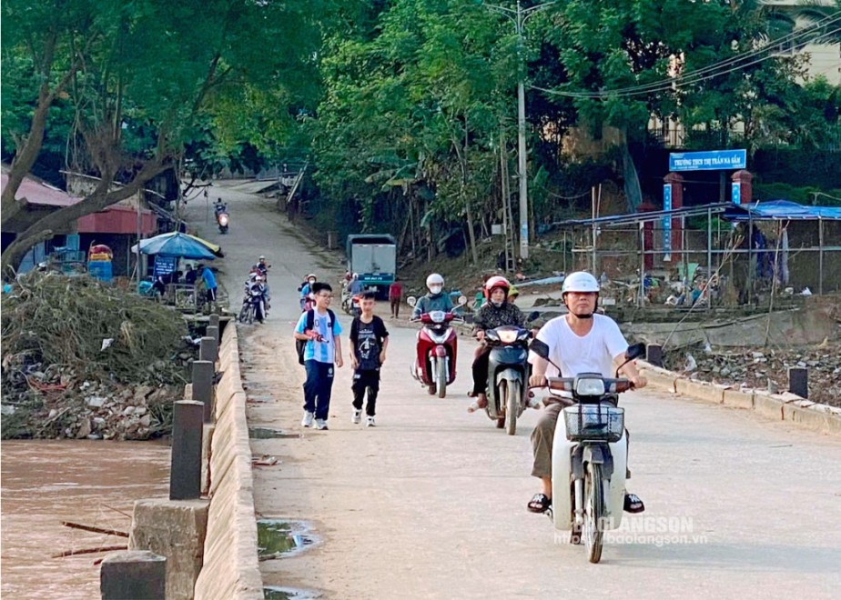 Người dân lưu thông qua cầu tràn Na Sầm, huyện Văn Lãng