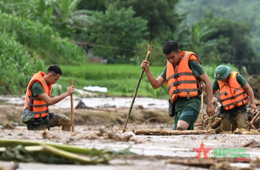  Cán bộ, chiến sĩ tìm kiếm nạn nhân mất tích ở Làng Nủ, xã Phúc Khánh (Bảo Yên, Lào Cai). Ảnh: VIỆT TRUNG