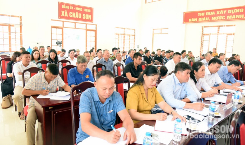 Các cử tri tại buổi tiếp xúc